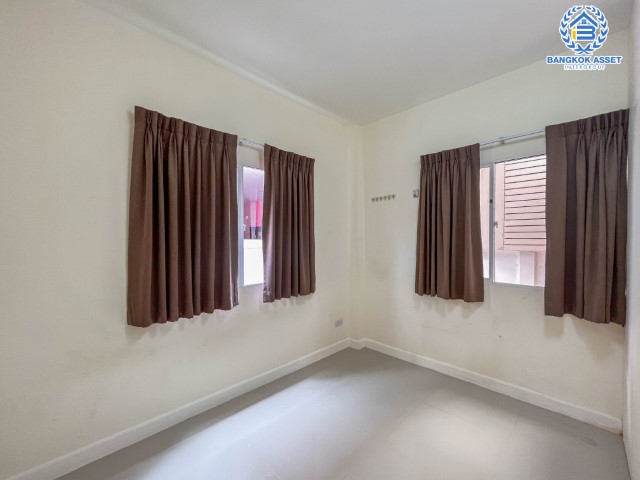 บ้านแฝดมือสองย่านนนทบุรี ม.ลลิลอินเดอะพาร์ค บางใหญ่-กาญจนภิเษก เนื้อที่กว้างขวางถึงเกือบ 40 ตร.ว. ฟังก์ชัน 3 ห้องนอน 2 ห้องน้ำ 1 ที่จอดรถ บนทำเลดี เดินทางสะดวก ใกล้เซ็นทรัลเวสต์เกต, ทางด่วน "กาญจนาภิเษก" เพียง 10 นาทีถึงรถไฟฟ้าสายสีม่วง "สถานีสามแยกบางใหญ่"...